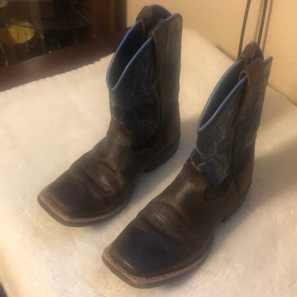 Ariat western square toed boots. P1913